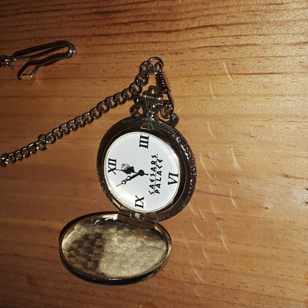 c RARE VINTAGE CAESARS PALACE LAS VEGAS GOLD POCKET WATCH W/ CHAIN